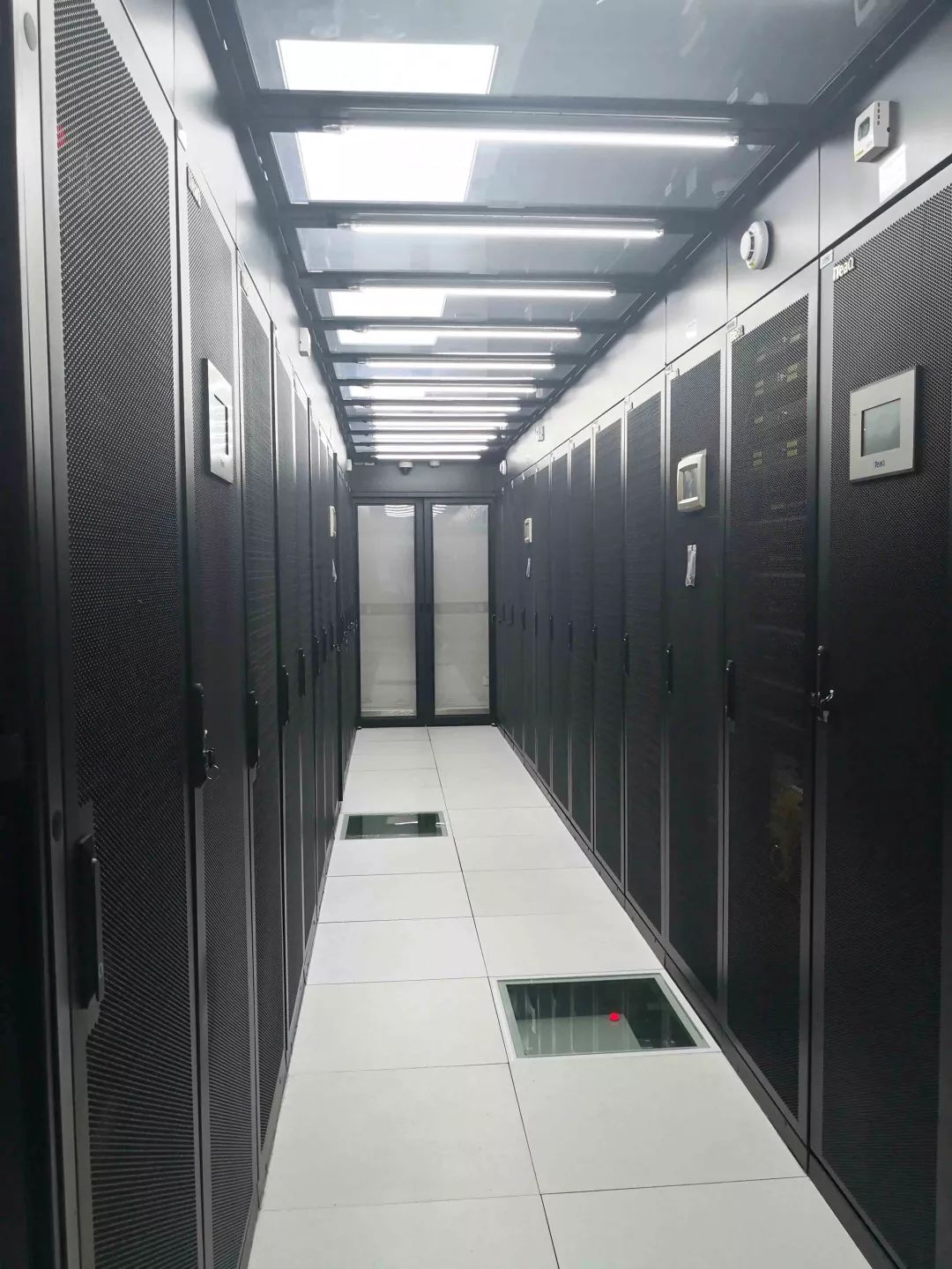 机房采用低电压照明设备,设计使用寿命长,既节约维护费用,又能减少