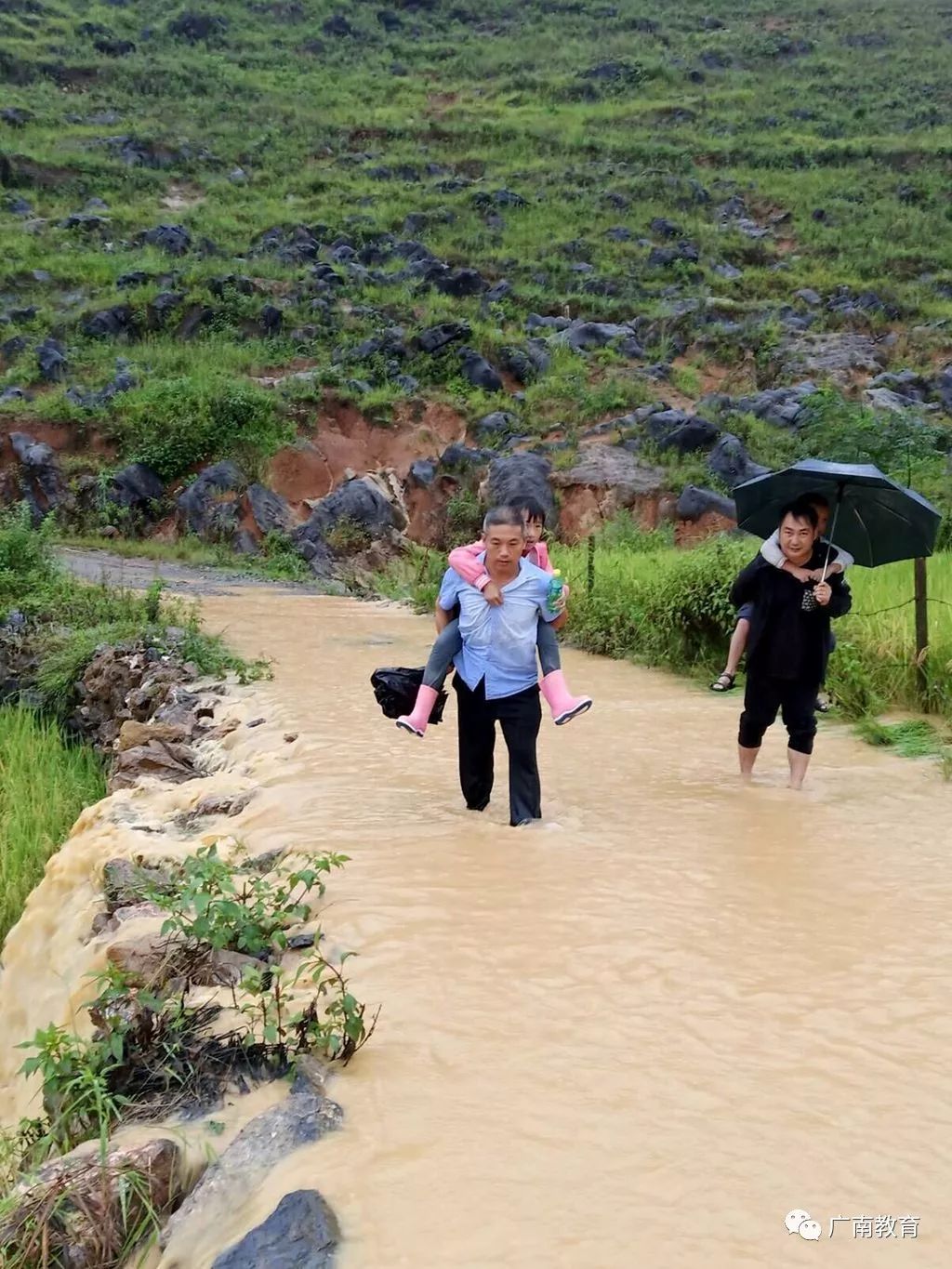 老师,您辛苦了!——黑支果乡中心学校教师趟水接送学生上下学