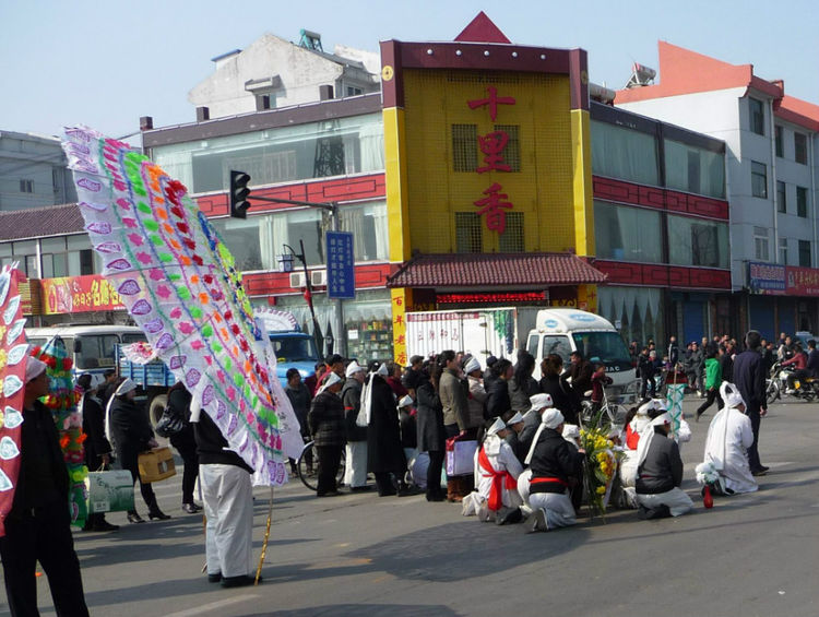 灵柩大轿在村头街口徘徊绕行三圈.