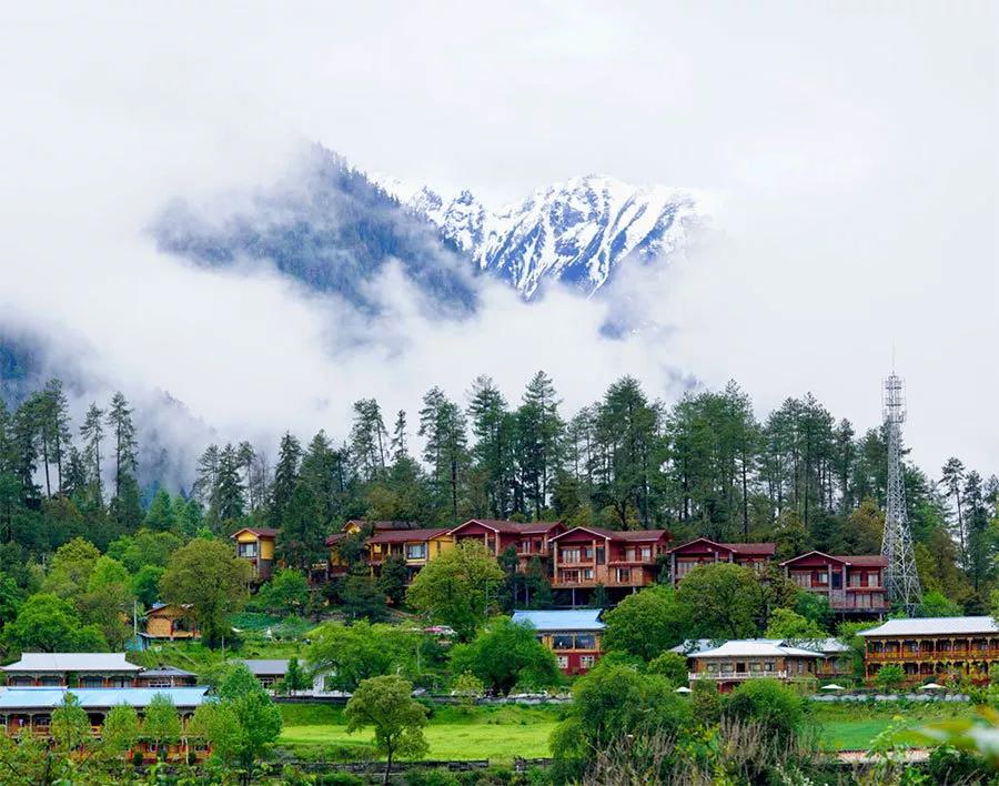这里的民宿当然是绝对不能错过的,波密的村落间都散布着色彩惊艳的