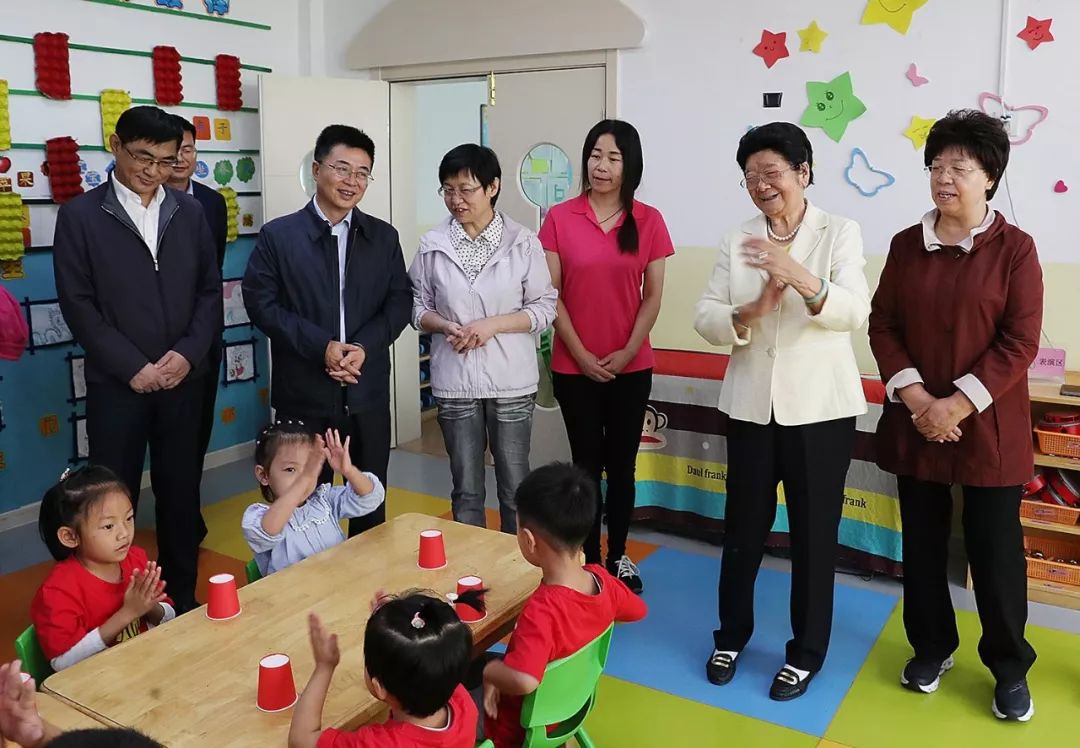 顾秀莲到幼儿园看望孩子们吴明明等陪同