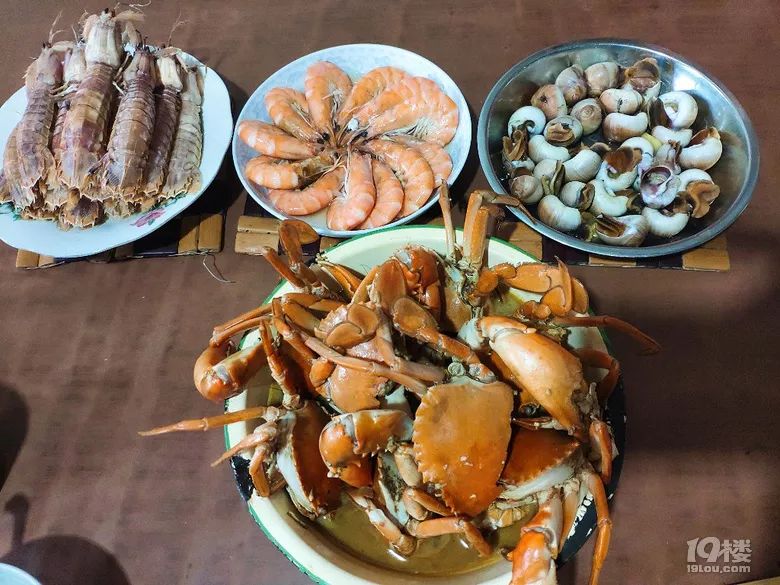 送什麼:月餅,酒,海鮮(青蟹,帶魚,蝦,蝦狗彈),烤鴨,水果(青棗,野生