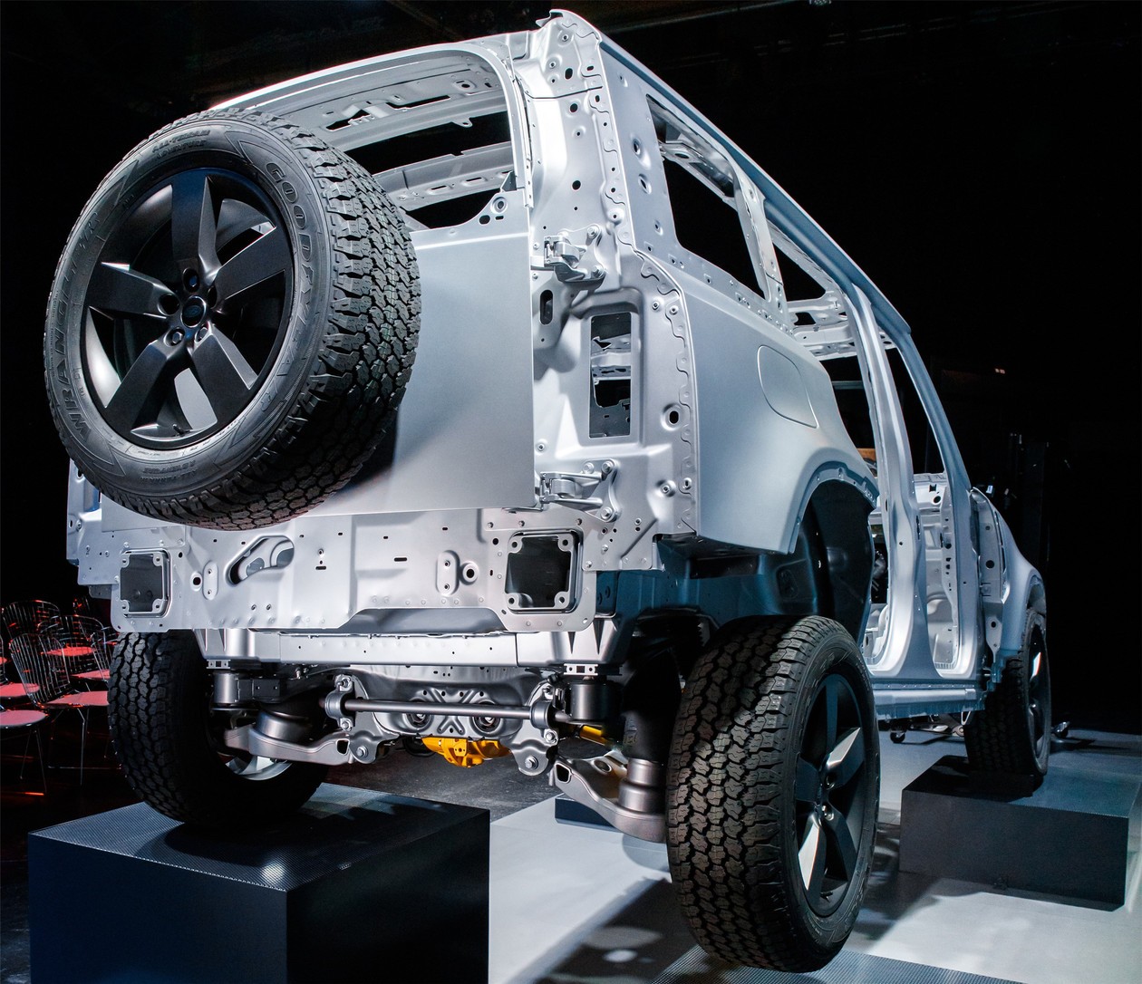 全新路虎卫士首发承载式车身轻量化设计它要对偏科说不