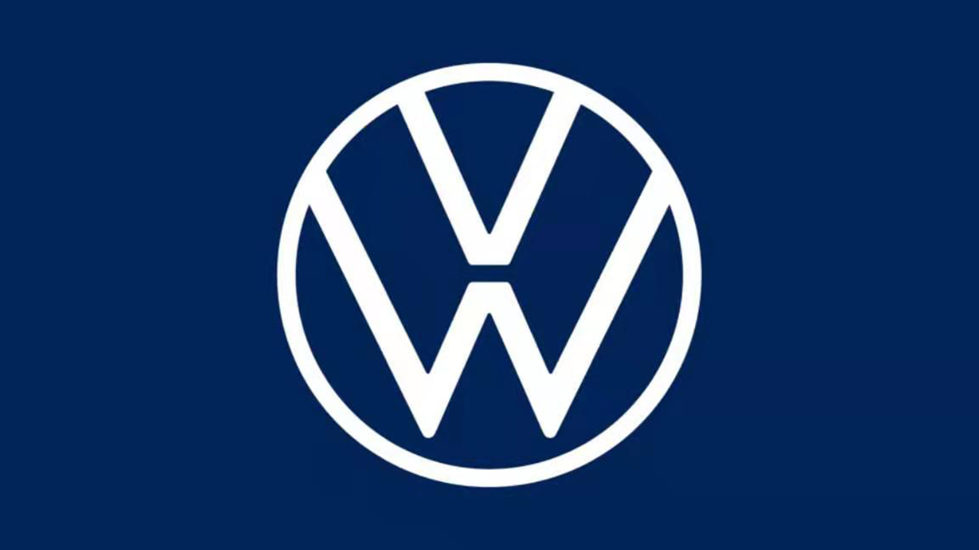 相比从2010年沿用至今的3d标识,大众全新logo采用了扁平化设计,代表