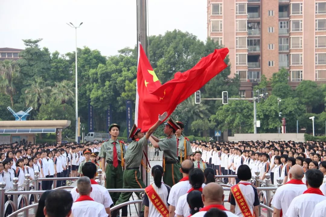 校办公室副主任卓裕武主持本次大会学校领导为每一位教职员工戴上红