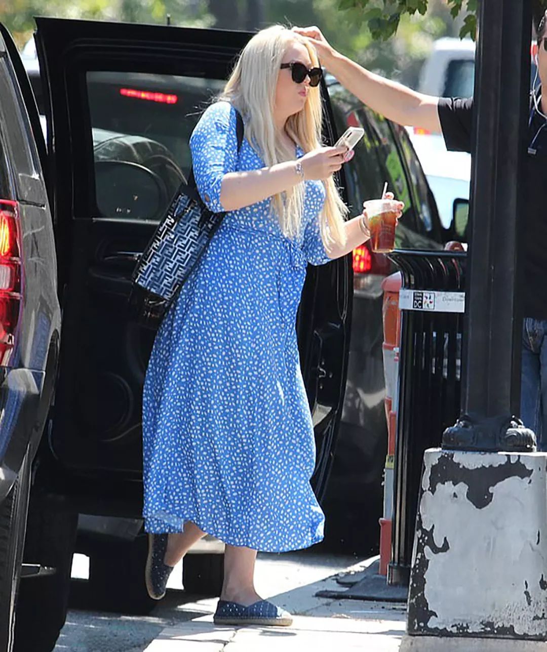 甜美的样貌吸引了很多的粉丝;25岁的小女儿蒂芙尼(tiffany trump),则