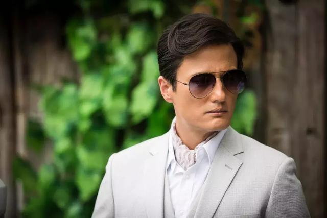 香港电影里的危险男人尹子维用邪魅坏笑征服观众