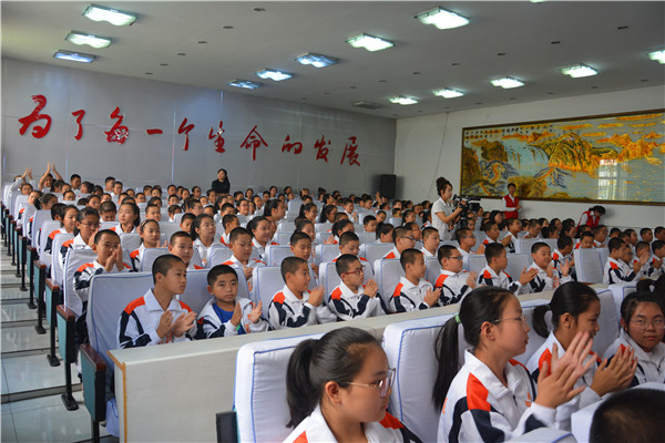 黑龙江安达弘宇爱心服务站走进二中开展孝亲尊师积累德土活动