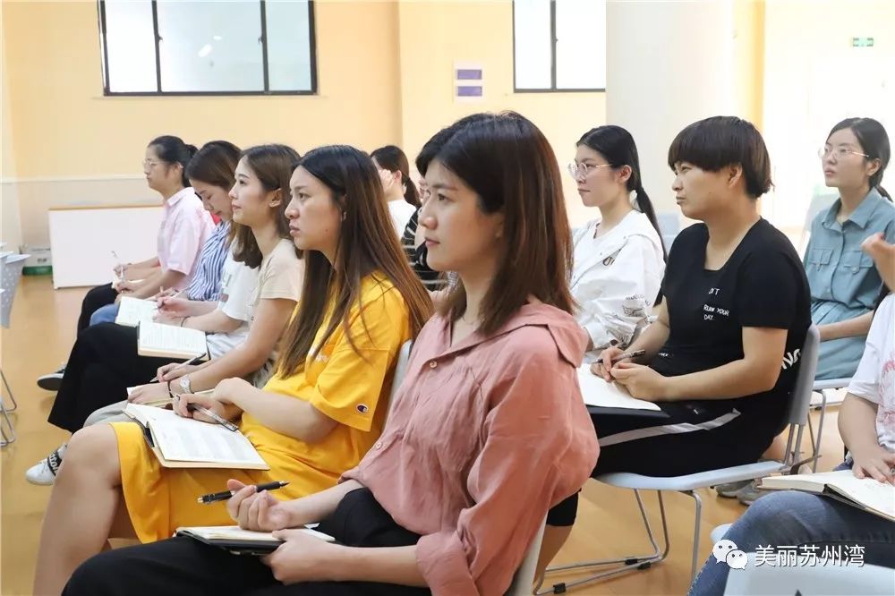 童博幼儿园童博幼儿园组织小朋友运用绘画的形式制作祝福卡片,在特殊