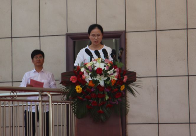 大会第二项升国旗,奏国歌大会第一项让它们飞的更高更远吧对学校,老师