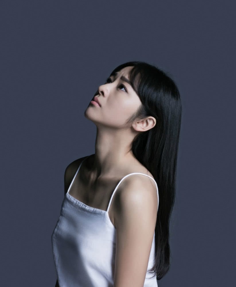 小斯琴高娃白衣美照,眉眼素净张力十足