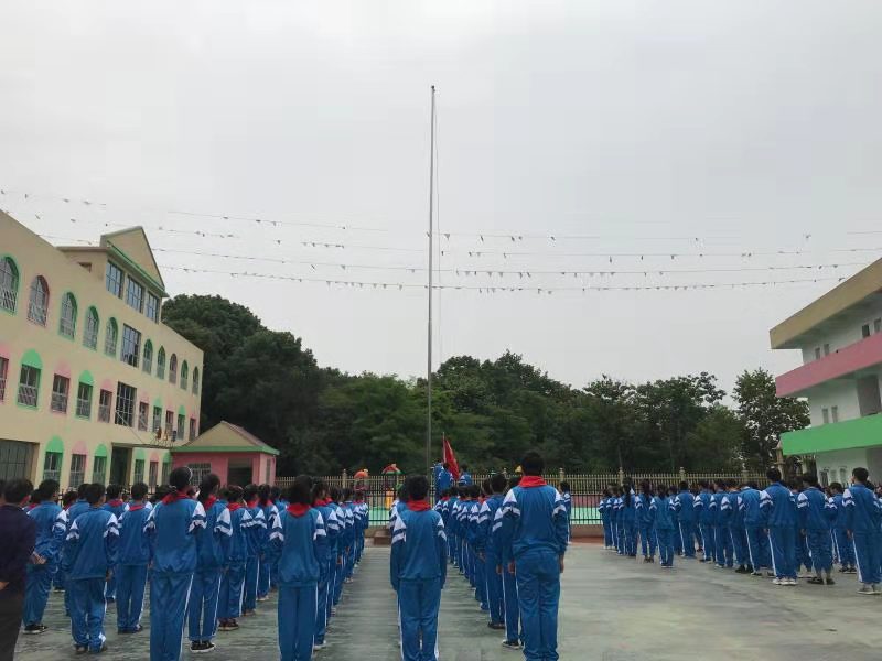 阳新黄颡口镇宏达学校举行升国旗仪式