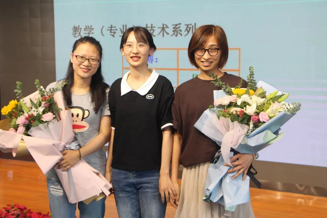 季萍老师,邬丽华老师,已在三尺讲台上耕耘了30年.