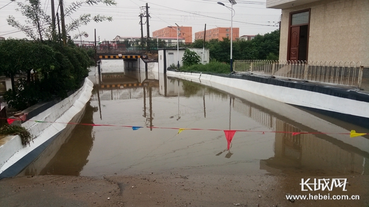 惊心动魄地道桥积水淹车快递小哥与村民联手救人