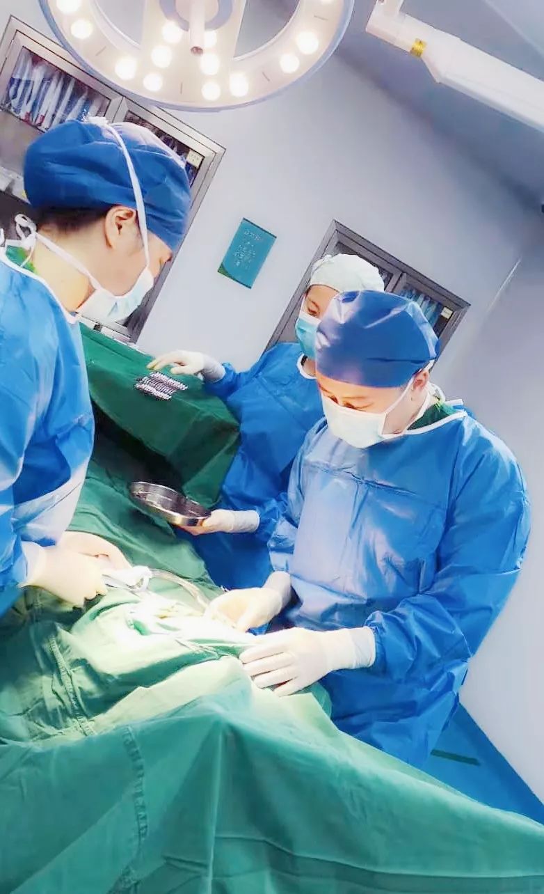 站在c位的妇产科男医生