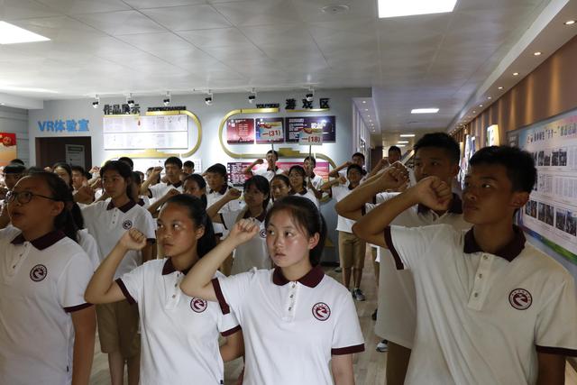 遵义市南白中学学生在教育基地参观宣誓播州区铁厂中学开展禁毒法制