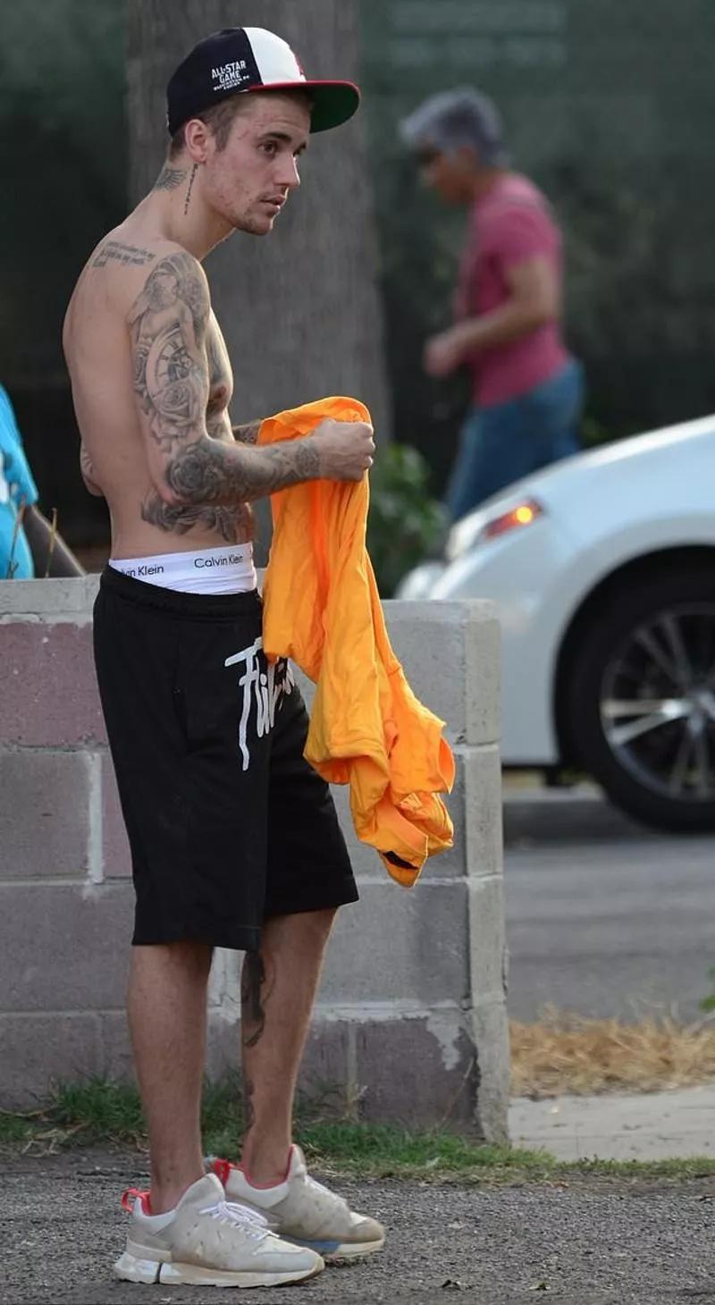 人帅任性丁日打赤膊背包造型现身牵爱妻海狸出门发狗粮