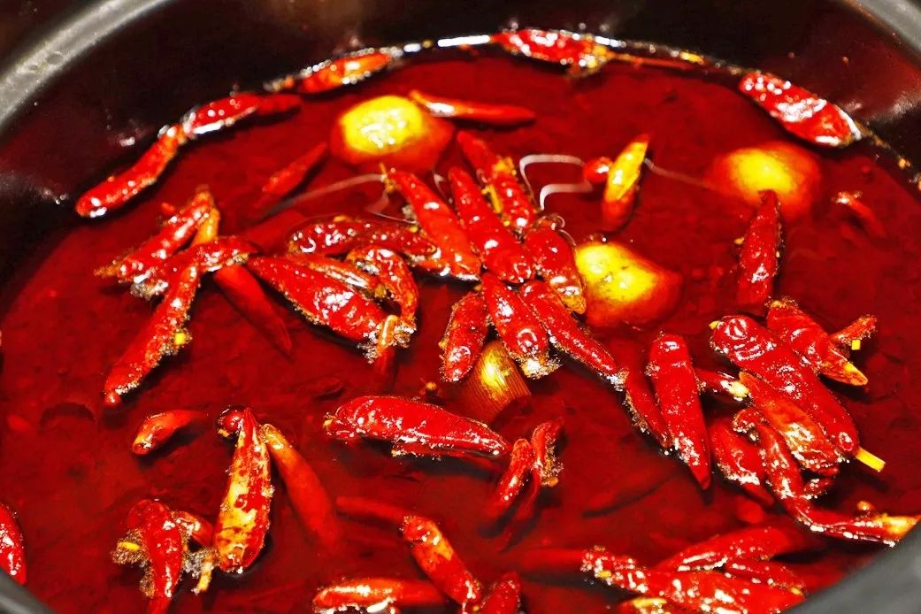 层红辣椒,石柱红,满天星,魔鬼椒……精准还原重庆火锅重油重辣的口感