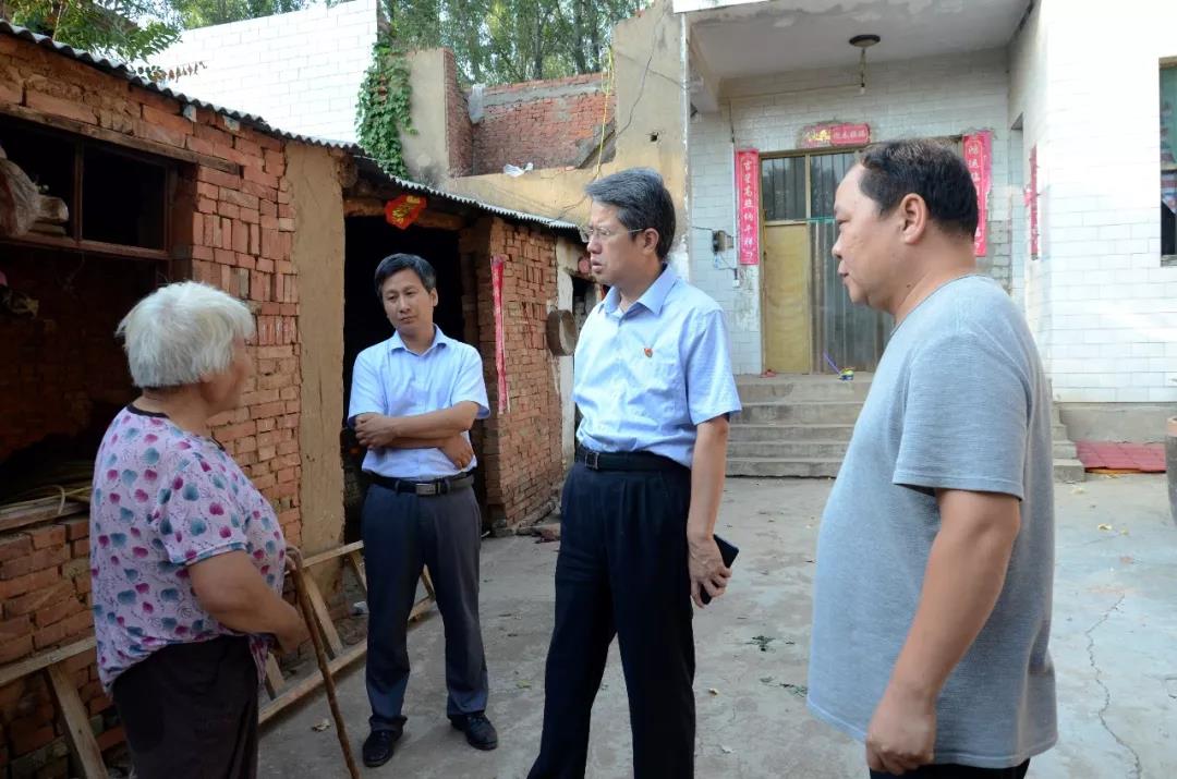 县委书记潘峰到小店镇秦洼村暗访督导脱贫攻坚工作