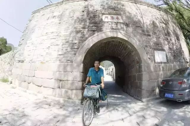 沿河城扼守几道山口水口,古称"三岔村",因位于火车站,向阳口,龙门口三