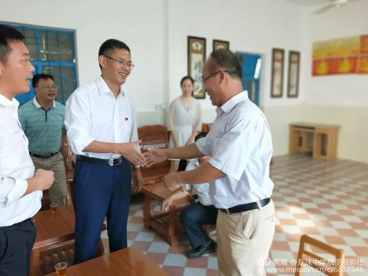 教师节前夕区镇领导到观珠中学开展慰问活动