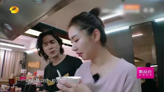 戚薇起床照被疯传:大女人与小男人的婚姻,全是套路 戚薇起床照被疯传:大女人与小男人的婚姻,全是套路