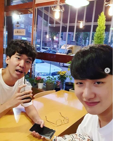 和王浩(peanut)的约会另一边,untara和小花生也在ins上晒出两个人吃面