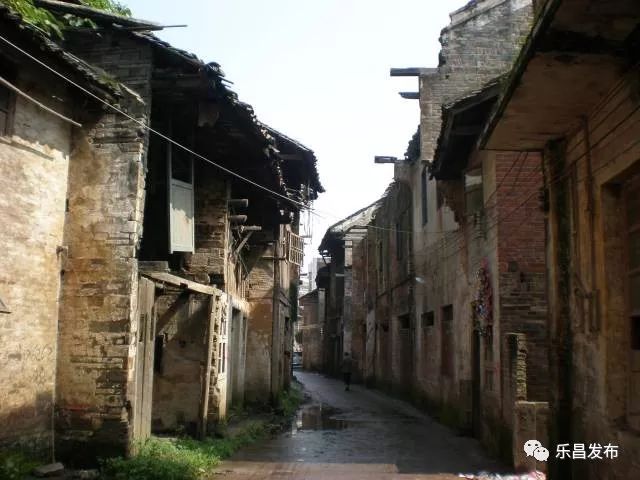 2008年沿江的坪石老街景象十年前,坪石老街的传统风貌建筑因乐昌峡
