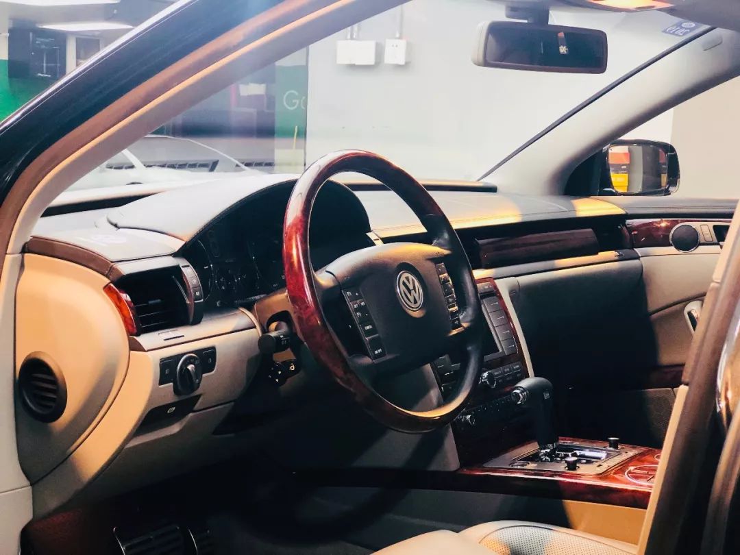 u2cars逝去的经典辉腾w1260l加长尊崇版到店