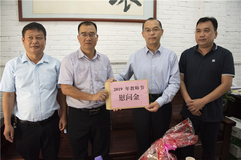 图为刘翔(右二),农铖荫(右一)慰问宁明中学校长王健(左二)崇左市副