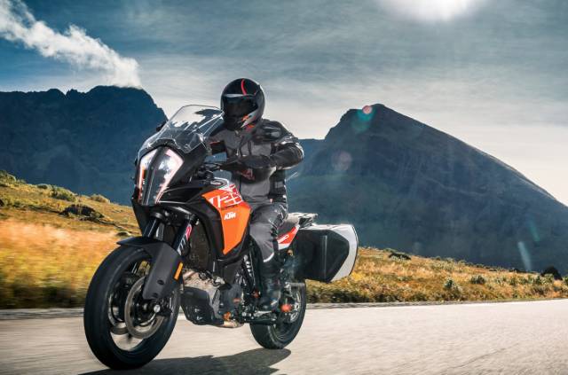 甚至连刹车系统与油箱大小,1290adv r与1090adv r也是一模一样的,这样