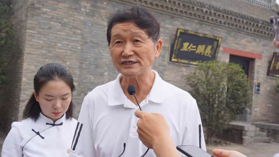 媒体记者说这里的绿水青山就是乡村振兴的金山银山