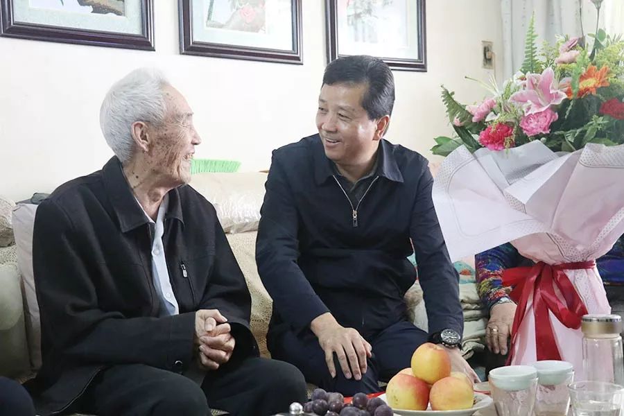 奎屯市委书记贾伊生看望慰问优秀教师代表和退休老教师