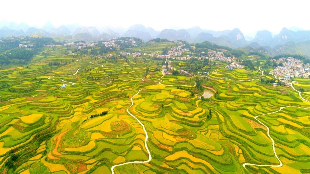 平塘縣近日,平塘縣融媒體中心利用無人機拍攝了者密鎮和平村,牙舟鎮翁