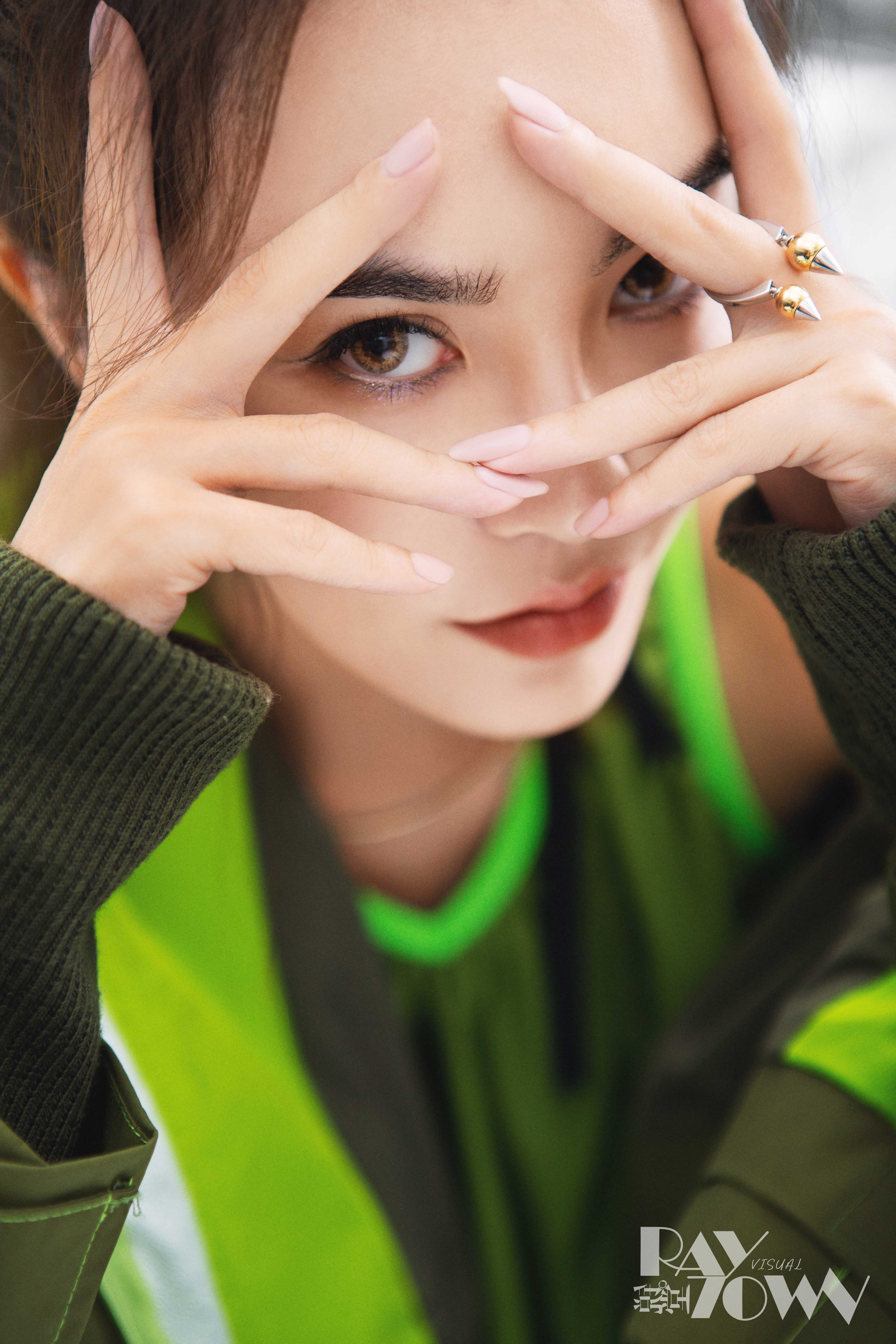 李方丁丁丁raytown写真上线目光流转展现多种时尚潮流