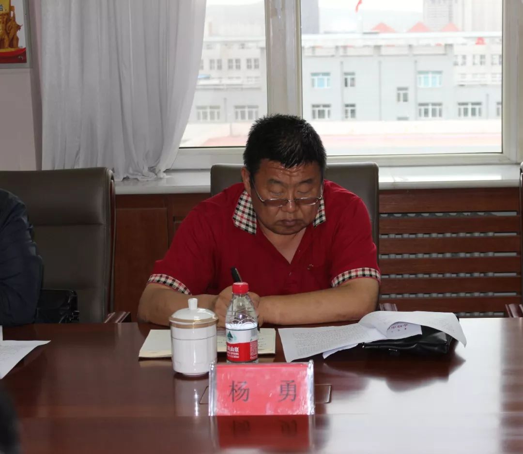 座谈会上,松山区市场监管局田吉庆局长汇报了今年以来松山区市场监管