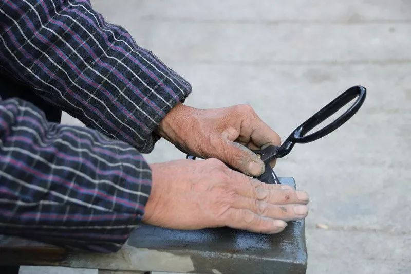 图片来源于网络胡金林回忆,解放前条件十分艰苦,磨一把刀是2毛钱,自己