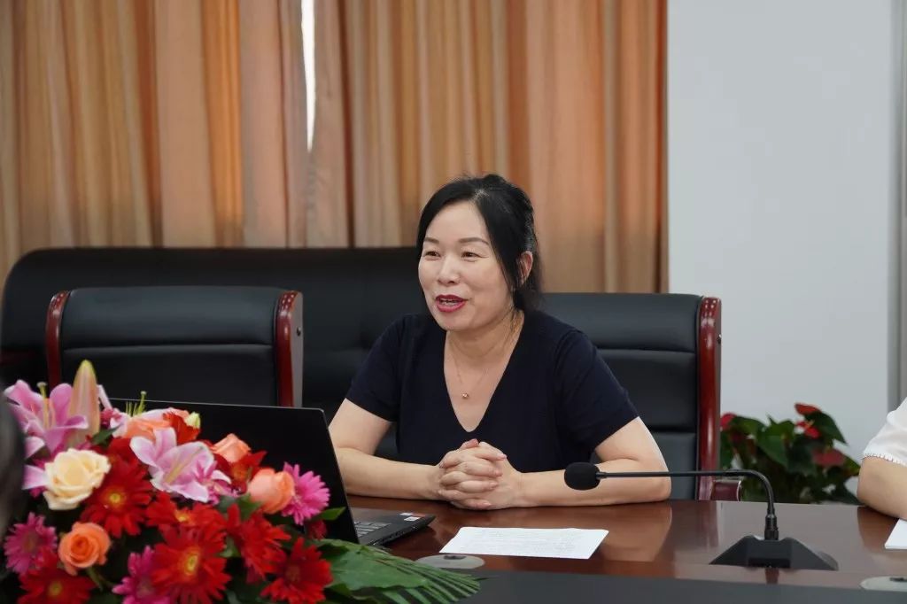 在五楼会议室,武凤霞校长首先汇报了《弘扬中华文化,塑造新时代运河之