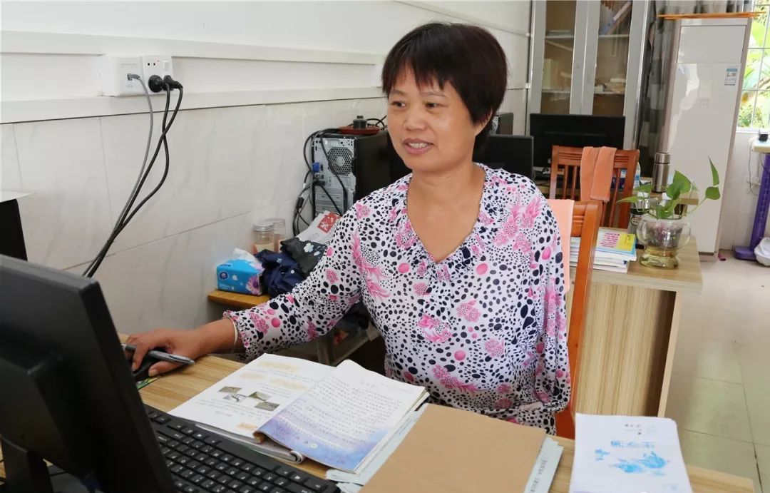 茂名山区"独臂老师"坚守三尺讲台30年_巫雪芳