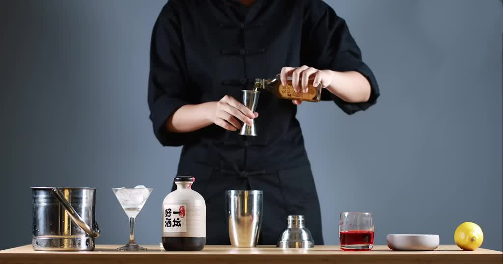 因为大多数调酒师对白酒的调制方式知之甚少,同一种香型同一种度数的