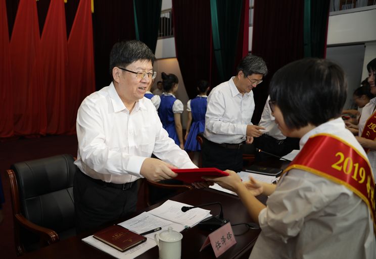 2019年度"黄山最美教师"名单方来红 屯溪龙山实验小学谢红梅 黄山区