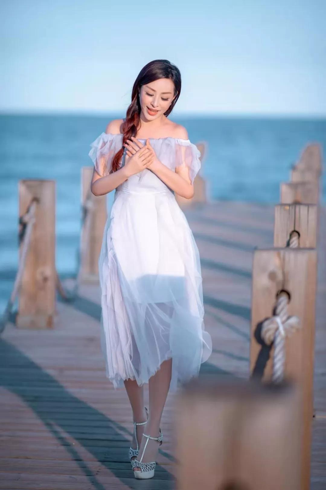 谢名,湖南人,著名青年歌唱家,抒情女高音,毕业于中国音乐学院,以民族