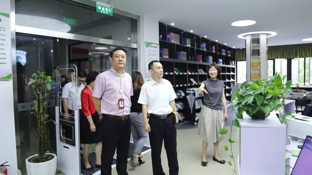 聂琦,办事处副主任唐瑛等一行走访了汇贤中学,奉教院附小(陈桥路校区)