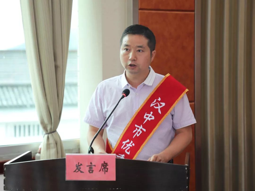 (教育质量提升优秀学校——留坝县中学校长杨锃发言)会上,优秀教师