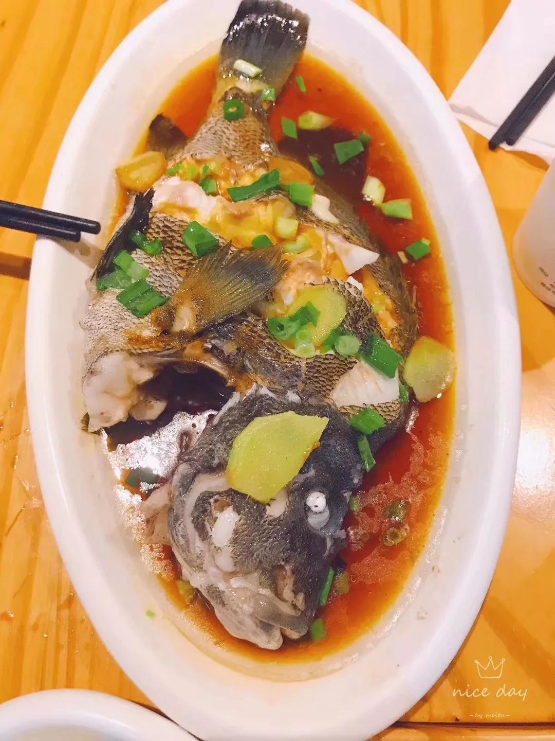 十八梅清蒸蟹洗净,去腮,切块,装盘,调味大火蒸至10分钟,一勺烈油均匀