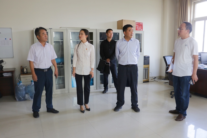 调研中,姜婧妮一行还到定边电视台,广播电台实地查看了新闻采编流程