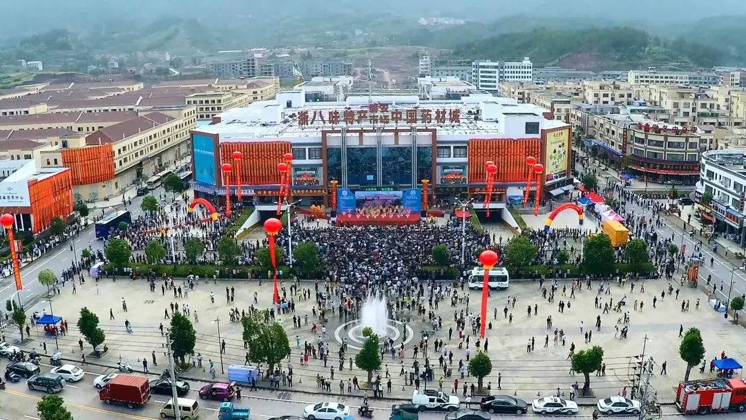 磐安新城区开发的机遇,逐步完善市场功能和配套设施,倾力打造产地贸易