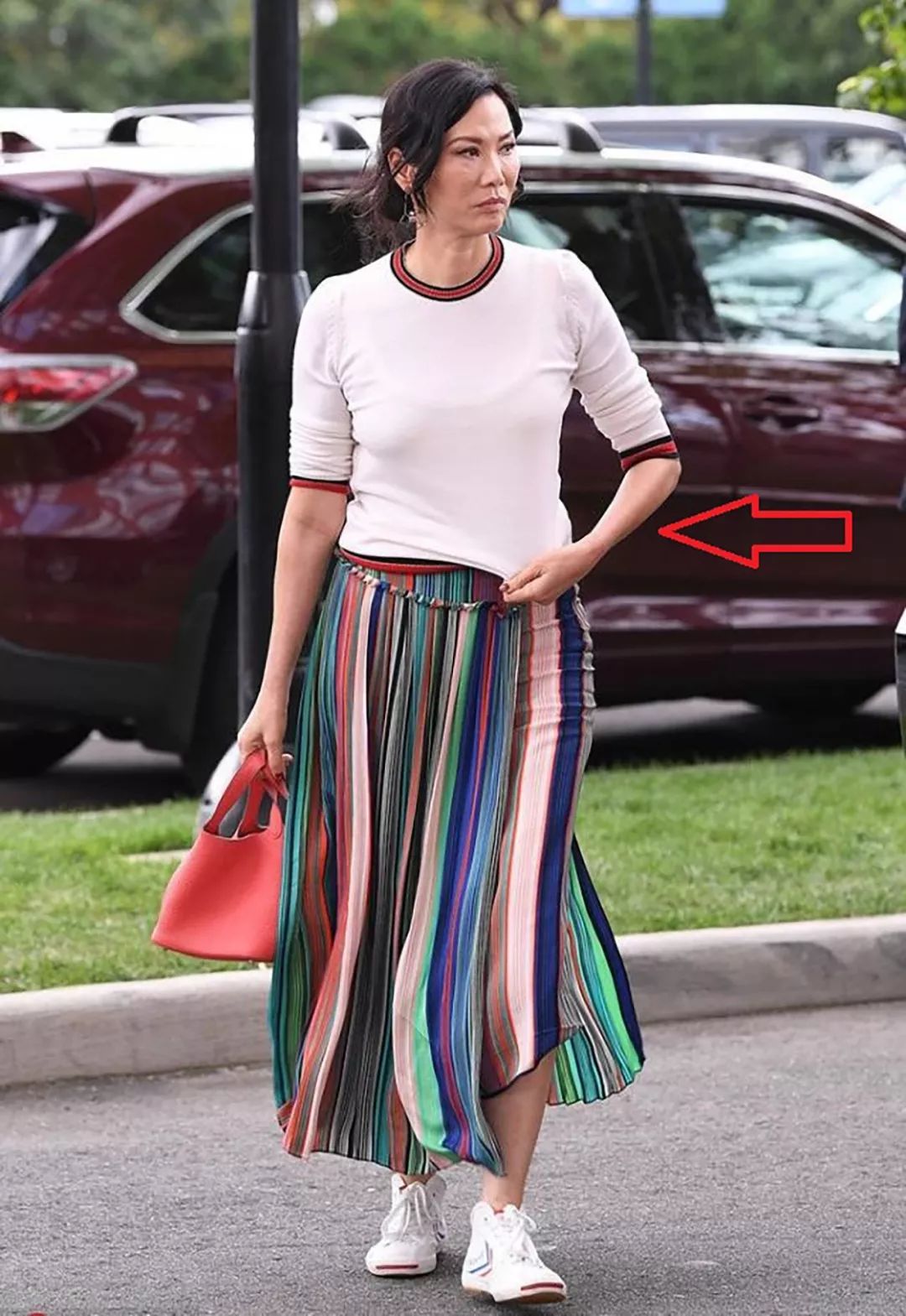 原创邓文迪自欺欺人!靠ps才敢发状态,生图中呼啦圈腰坐实了51岁