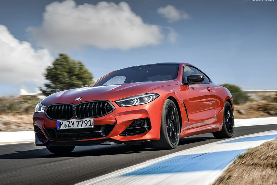 原创宝马8系对比奔驰amggt四门跑车2款百万级gt跑车谁实力更强