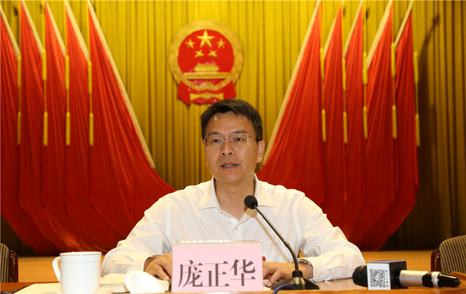 副市长黄力奔作开平市教育工作报告